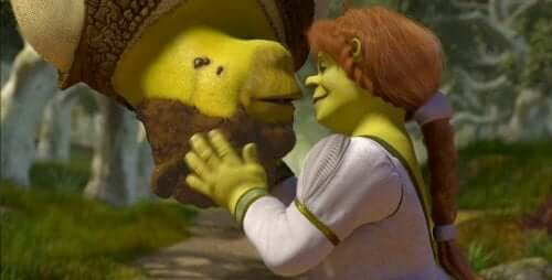 Shrek całujący Fionę