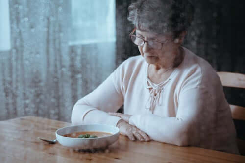 Starsza kobieta nad talerzem