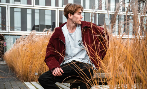 Zamyślony młodzieniec