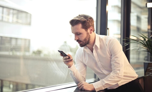 Mężczyzna z telefonem