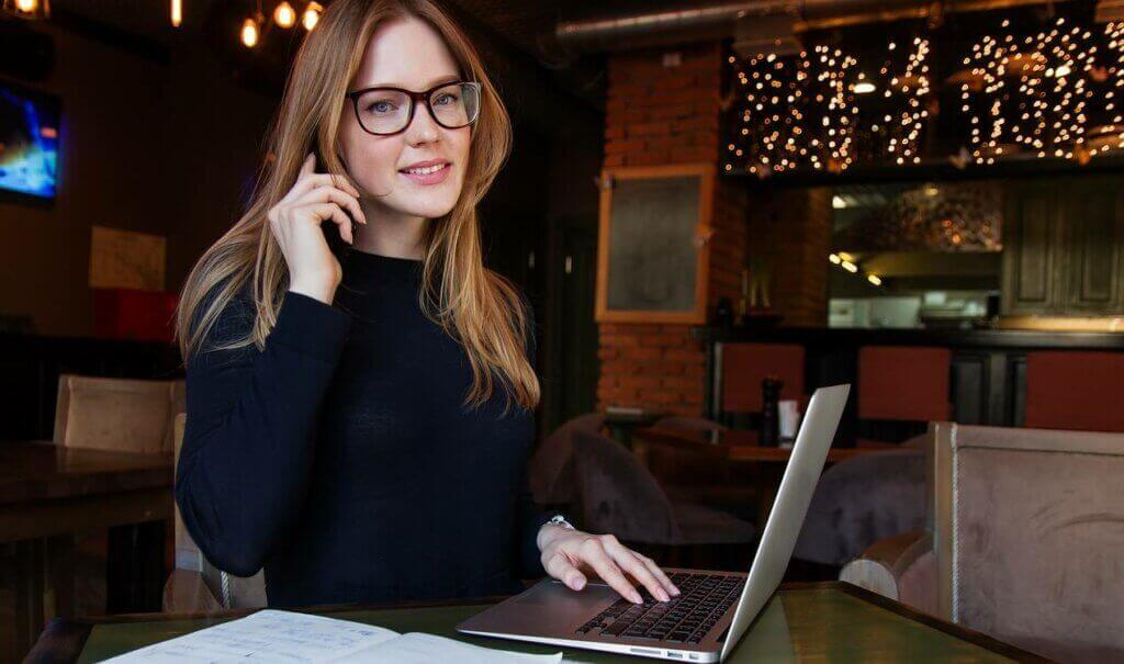 Zadowolona z siebie kobieta