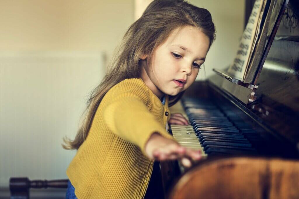 Dziewczynka przy fortepianie