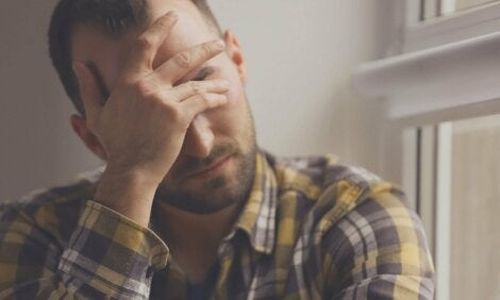 Zmartwiony mężczyzna