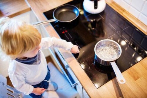 Dziecko dotyka płyty kuchennej