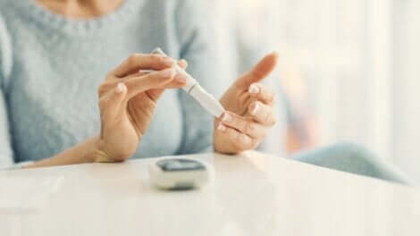 Kobieta mierząca poziom cukru we krwi - cukrzyca emocjonalna