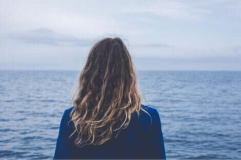 Kobieta patrząca na morze - logoterapia