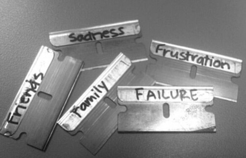 Żyletki z powodami samookaleczenia