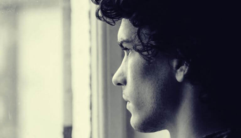 Mężczyzna przed oknem