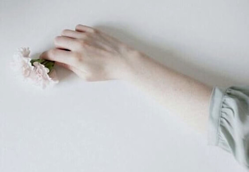 Ręka z kwiatkiem