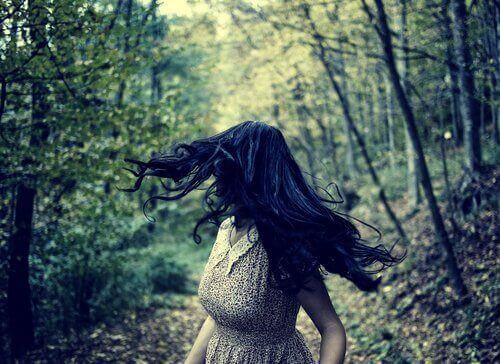 Kobieta w lesie - strach i negatywne emocje