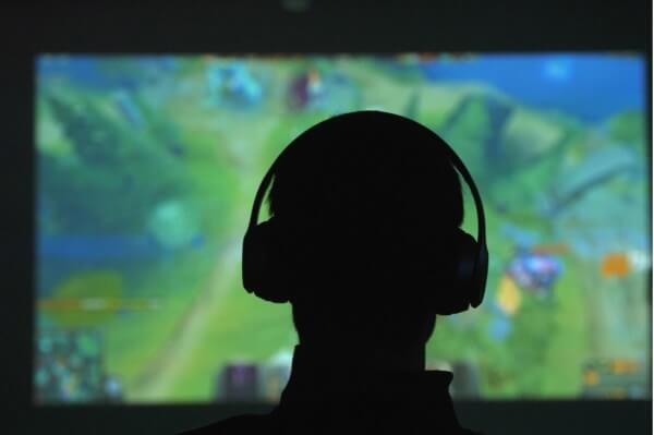 Nastolatek przed ekranem