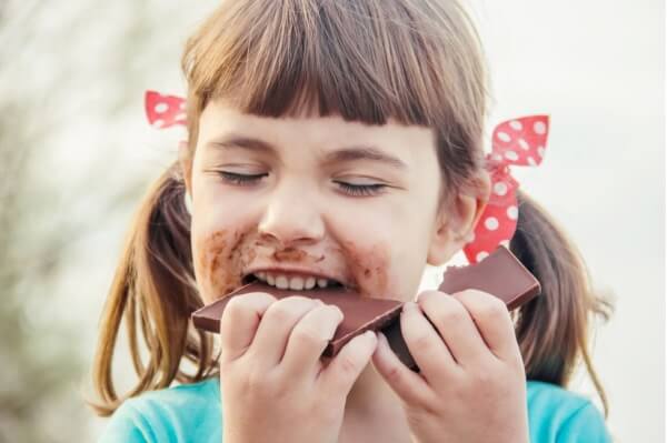 Dziecko jedzące czekoladę