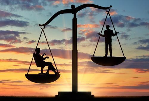 Waga z dwiema osobami na każdej szali