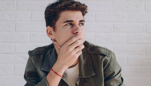 Zamyślony mężczyzna