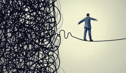 Chaos i narcyzm – dlaczego nieporządek pasuje narcyzom?