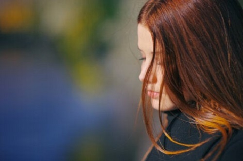 Kobieta ma sprzeczne emocje