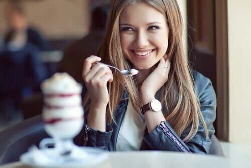 Kobieta jedząca jogurt