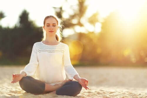 Kobieta medytuje w słoneczny dzień