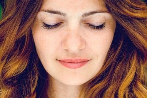 Kobieta medytuje z zamkniętymi oczyma - rodzaje medytacji