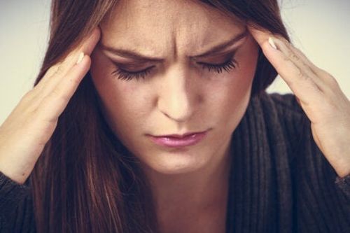 Kobieta cierpi na mignrenę - przerwany sen ma negatywny wpływ na zdrowie