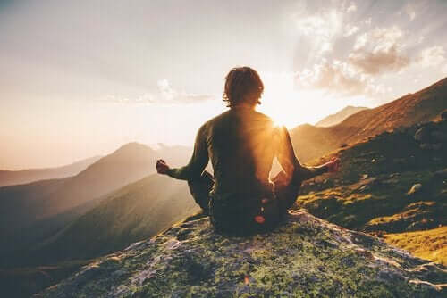 Mężczyzna medytuje w górach