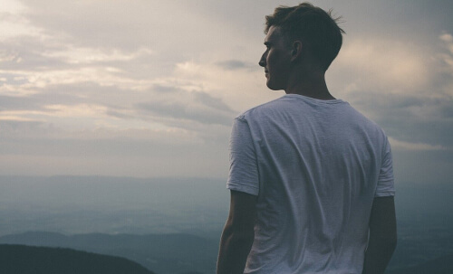 Mężczyzna nad brzegiem morza