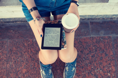 Kobieta z czytnikiem Kindle
