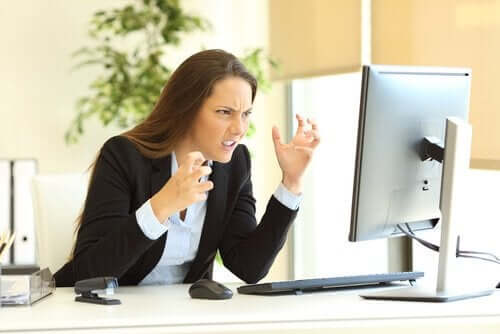 Zdenerwowana kobieta przed laptopem