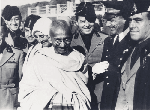 Ghandi w otoczeniu ludzi