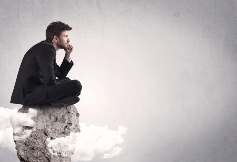 Zamyślony mężczyzna chce pokonać wstyd