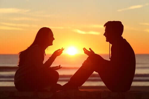 Para rozmawiająca podczas zachodu słońca