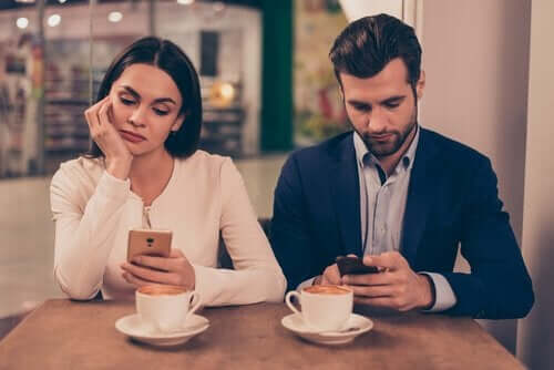 Jak telefony komórkowe mogą zniszczyć związek?