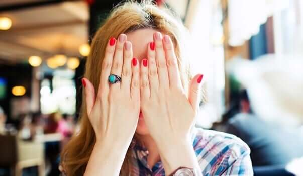 Jak pokonać wstyd? Poznaj 5 skutecznych sposobów!