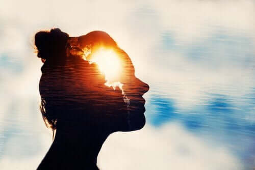 Profil kobiety na tle słońca - doświadczenia duchowe