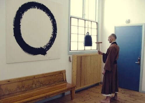Buddyjski mnich malujący ensō