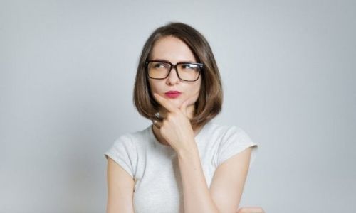 Kobieta zastanawia się, jak ukształtować swoje myśli