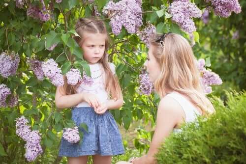 Mama rozmawiająca z córką - odzyskanie kontroli rodzicielskiej