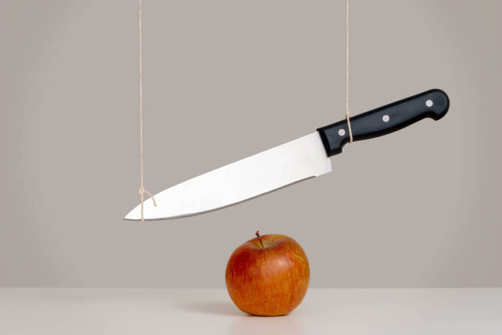 Nóż nad jabłkiem