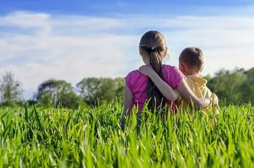 Rodzeństwo na łące