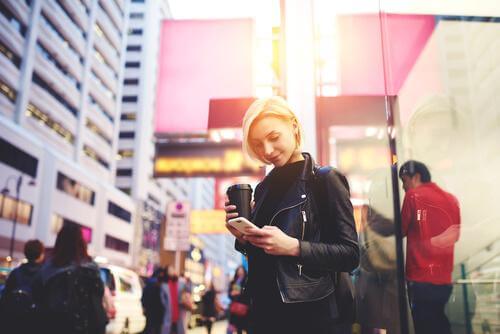 Smartfonowe zombie: gdy idąc ulicą, korzystasz z telefonu