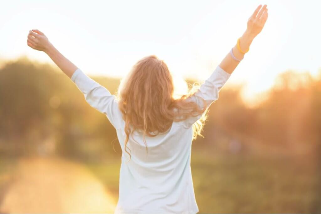 Kobieta na tle zachodu słońca