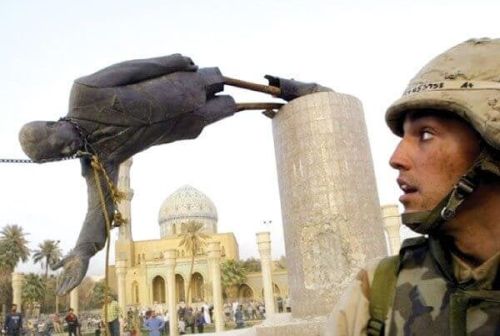 Teoria ramowania: żołnierz przy protestujących w Iraku niszczących pomnik