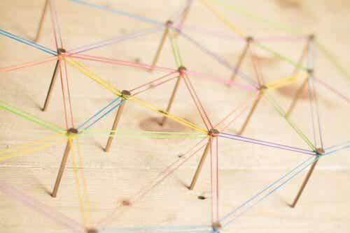 Gwoździe połączone kolorowymi nićmi