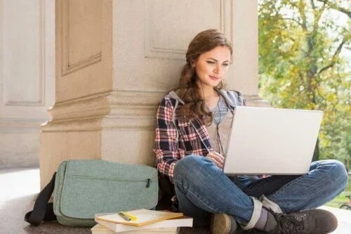 Kobieta z laptopem w trakcie nauki