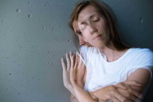 Kobieta opierająca się o ścianę - zaburzenia urojeniowe