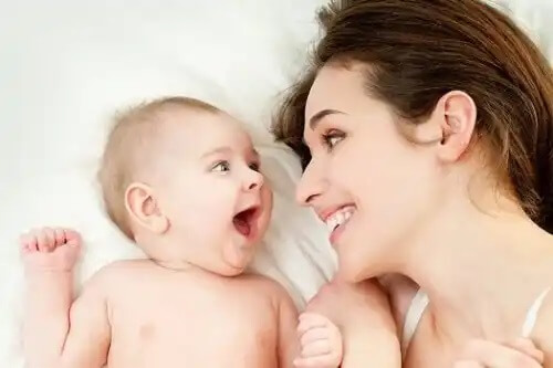 Komunikacja niemowląt z matką