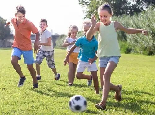 Dzieci grają w piłkę nożną