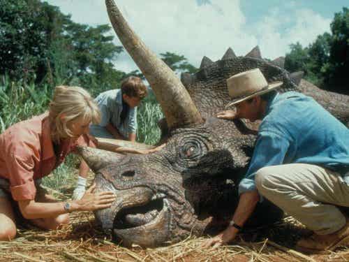 Scena z Jurassic Park, w której ludzie ratują dinozaura