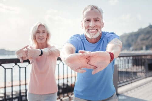 Starsza para podczas ćwiczeń - podstawy zdrowego starzenia się