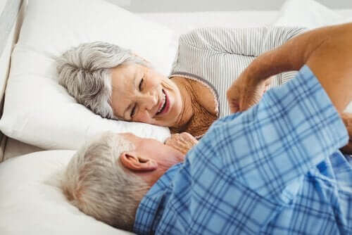 Starsza para w łóżku - podstawy zdrowego starzenia się